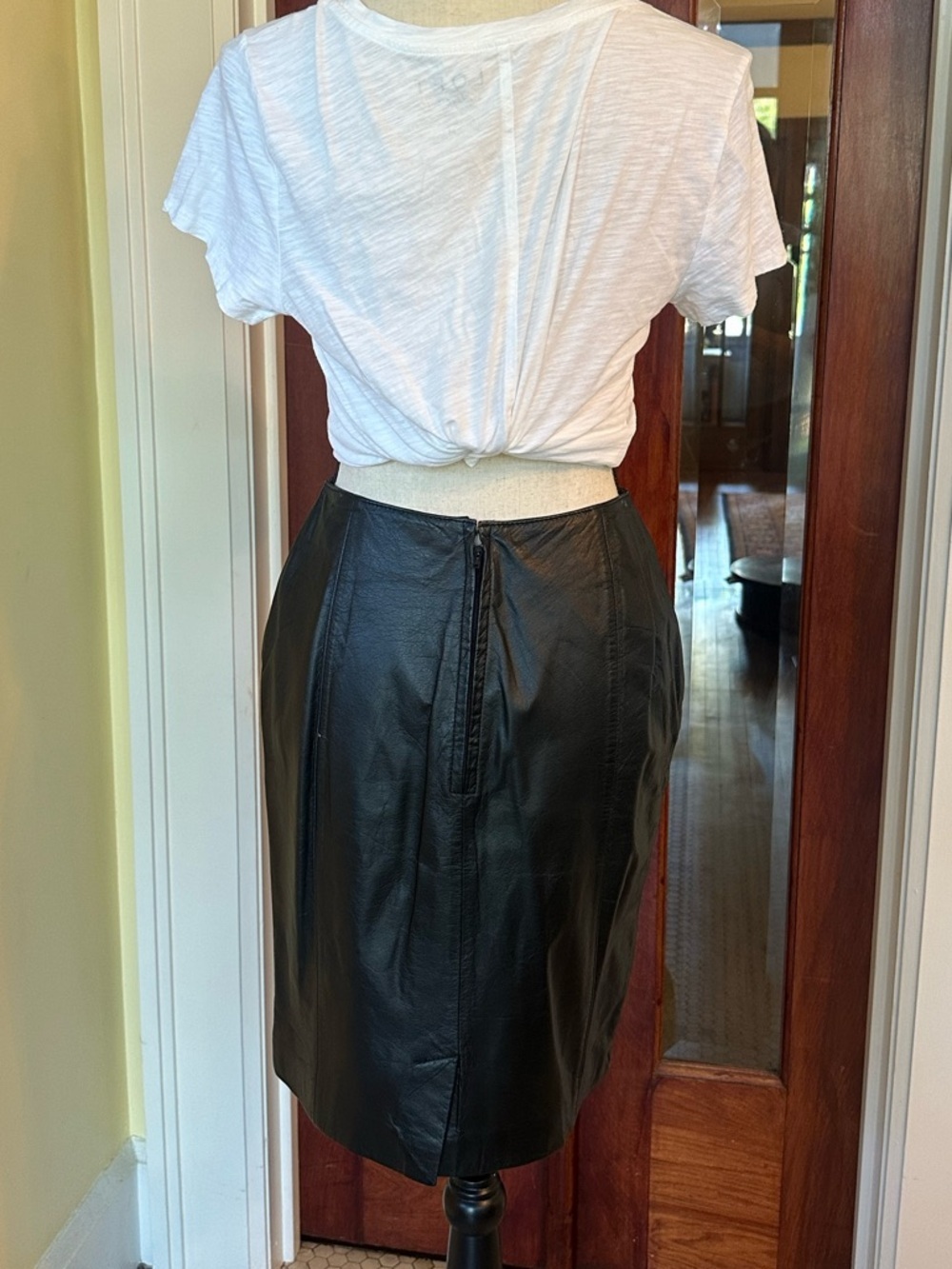 Lew Magram | VTG Black Genuine Leather Pencil Skirt, Size 8 - Picture 2 of 10